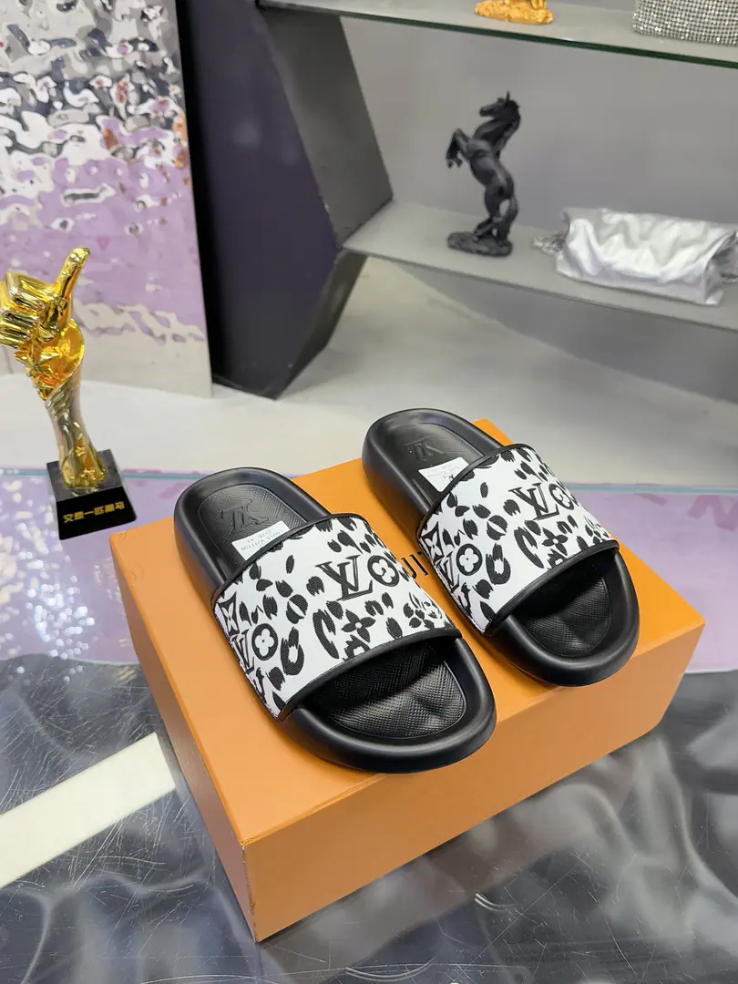 Plant 🐴🐴Louis Vuitton.🎉The money's on the market.🎉🎉🎉 LV | Louis Vuitton. 💎 🧡💚Spring and summer brand new. Top Version⚠️ The owner of the counter is making a new payment. - A couple of loose-ass slippers. New hardware.🆕 ❥BSRequisition level！It's a great sense of excellence.！A huge amount of money from domestic and international bloggers., Old and fashionable. The upper toe blew up.！The boss's push.★ ▪️Shoe.: Original Facsimile Specific ▪️Uchi.: Import mixed sheep skin ▪️Otsumi!: The original is starting to burst into the bottom. ▪️Shoes.: Female size35-39（40.41Custom） Men40-44 （45Custom）