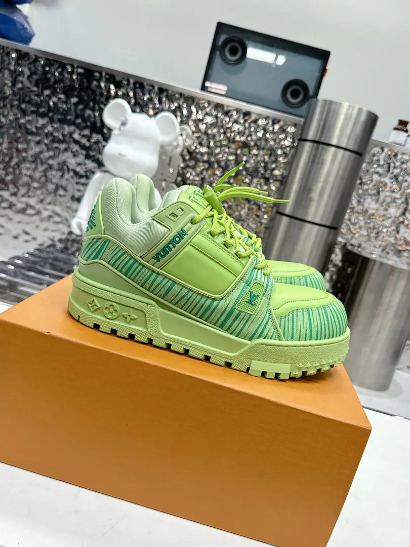 Lv 2024The early spring couple., Newtrainer maxiI'll show you my shoes.！ The new shoe sizes aren't too much different from the shoe-face design.！It's the shoes that get bigger and wider., The thicker and the bigger tongues of the shoes will replace the original visual effects., Open-module cartoon digital mold, I'm gonna fill up the whole shoe., More than anything else.！Female code number35-40 Men39-45
