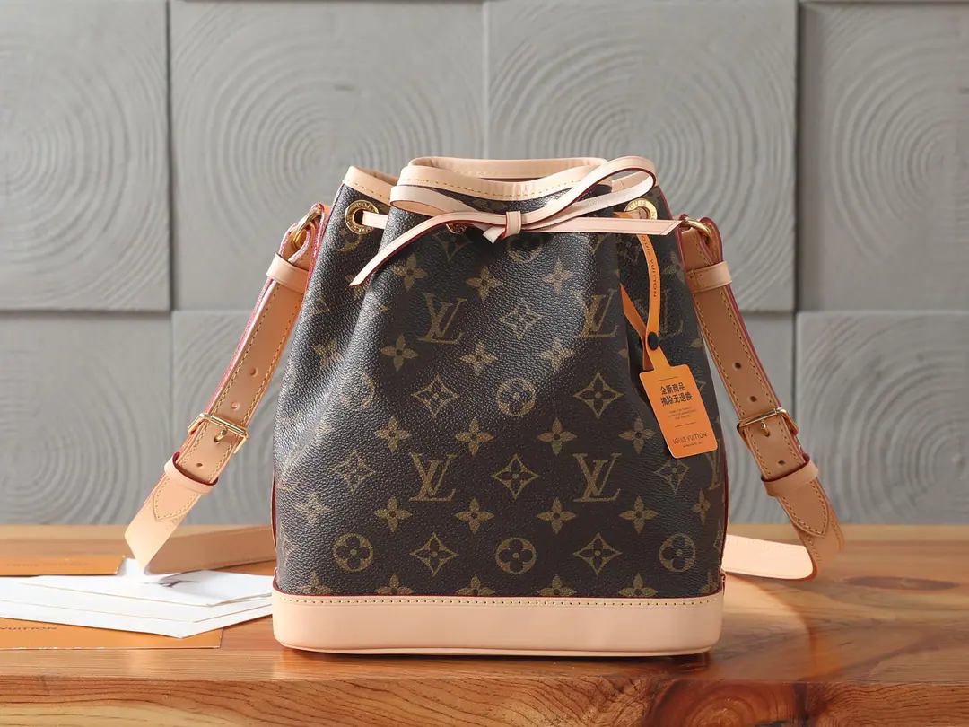 P【 C01Dynamic chip】‼️Top First List, Enhanced version‼️1932 Year, Gaston-Louis Vuitton At the request of the champagne wine dealer., A tweaker bag for five bottles of champagne.. This section Noé BB The bucket bag continues its iconic contour and the pull cord seal., To inject classics into contemporary life.. Monogram The canvas shapes the body., Adaptive leather shoulder belt for comforting shoulder and slanting experience. Model: M46983 Dimensions: 22 x 24 x 15 centimetres (Length x High x Kuan)