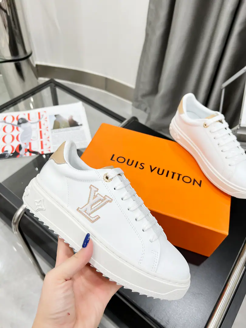 It's a very fine version.Time Out LVThe sneakers are made of soft little cow leather., Details are based on Louis Vuitton's logo.. The main feature of this design is the gold carving sign., Side.LVThe initials of the little white shoe and the letters on the top of the rubber.3DPattern. Codes: Women35-42Code,Men38-45Welcome to the top sheet.！