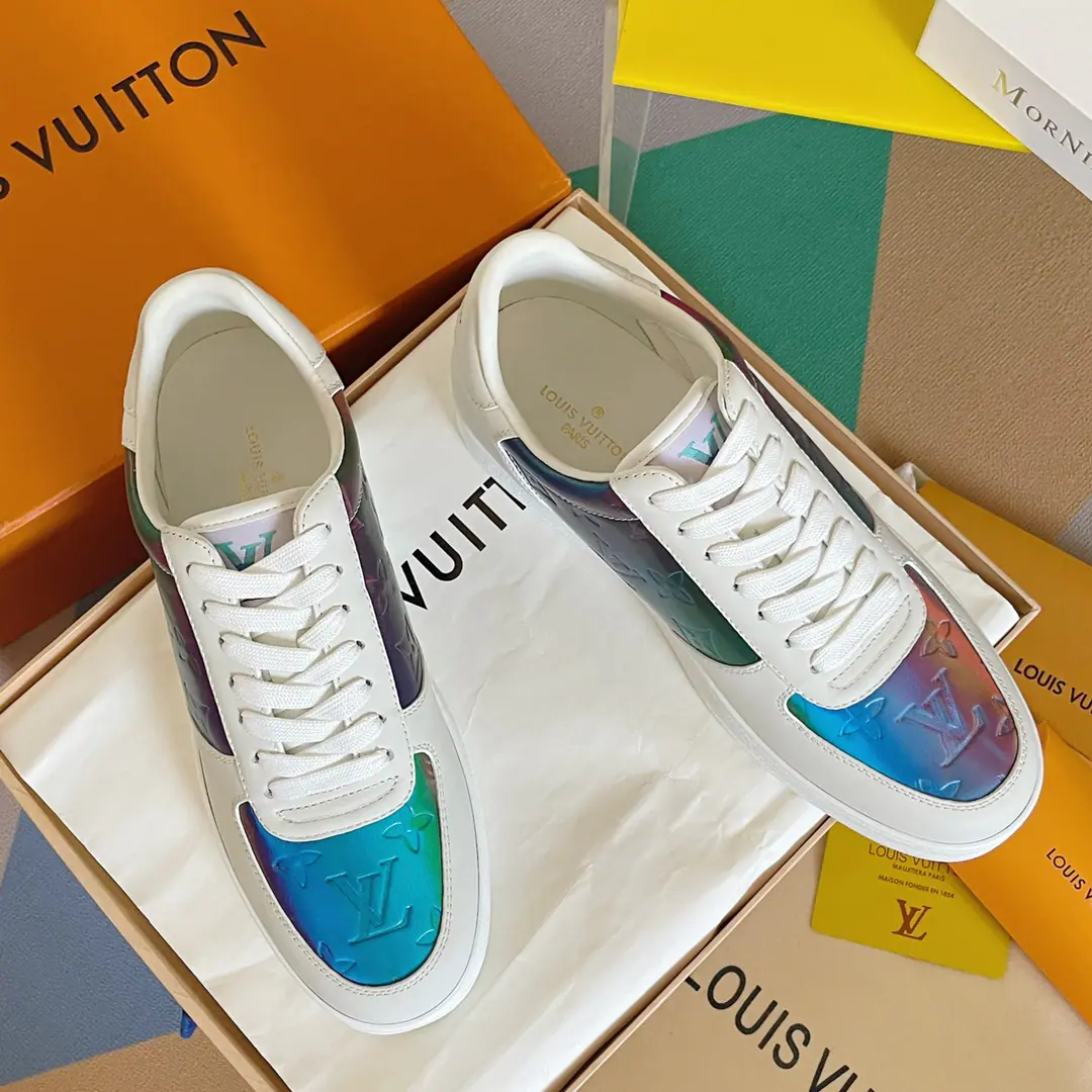 Top Version: Low Gang! LVLouis Vuitton. LHome. Donkey.RivoliSeries Ko Ko-kwan! Leisure Sports shoes Shoes. Original procurement development Make the goods. Paragraph Rivoli High-band sports boots for cow leather., ♪ To show the classics with a sharp brush Damier Pattern. But the steady Louis Vuitton sign shoe belts are constantly designed., Rubber external configuration refined. Send a cabinet for fine packaging🛍📦 ▪️Fabulous.: Original import of head-level cattle skin ▪️Uchi.: The original custom-made air network. ▪️Shoes under the sole.: Original modeling slide-proof rubber floor ▪️Bottom: 2.5CM ▪️Size: Men38-45