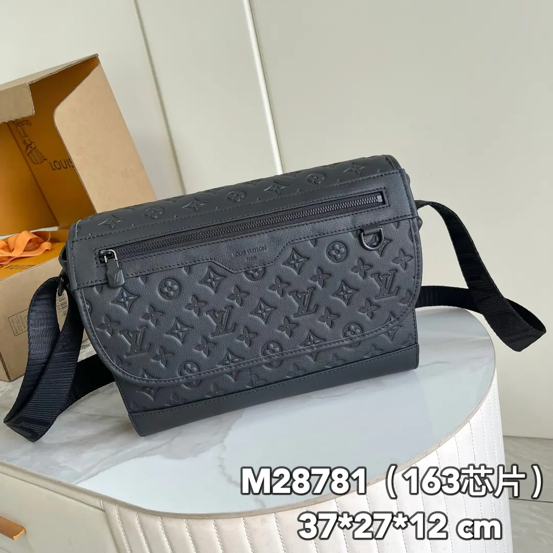 【 C01 Chip version】 Internal pricesP Paragraph: M28781Head skin, Original List Enhancement💪【I'm taking a background picture.】, Courrier Postman's bag was removed from the classic postal kit., By Monogram Shadow It's made of leather.. You can take phones from the zipper bag outside the top and the pocket below the top., The keys are all we need., There's plenty of main partitions and adjustable shoulder belts.. Dimensions: 37x27x12cm