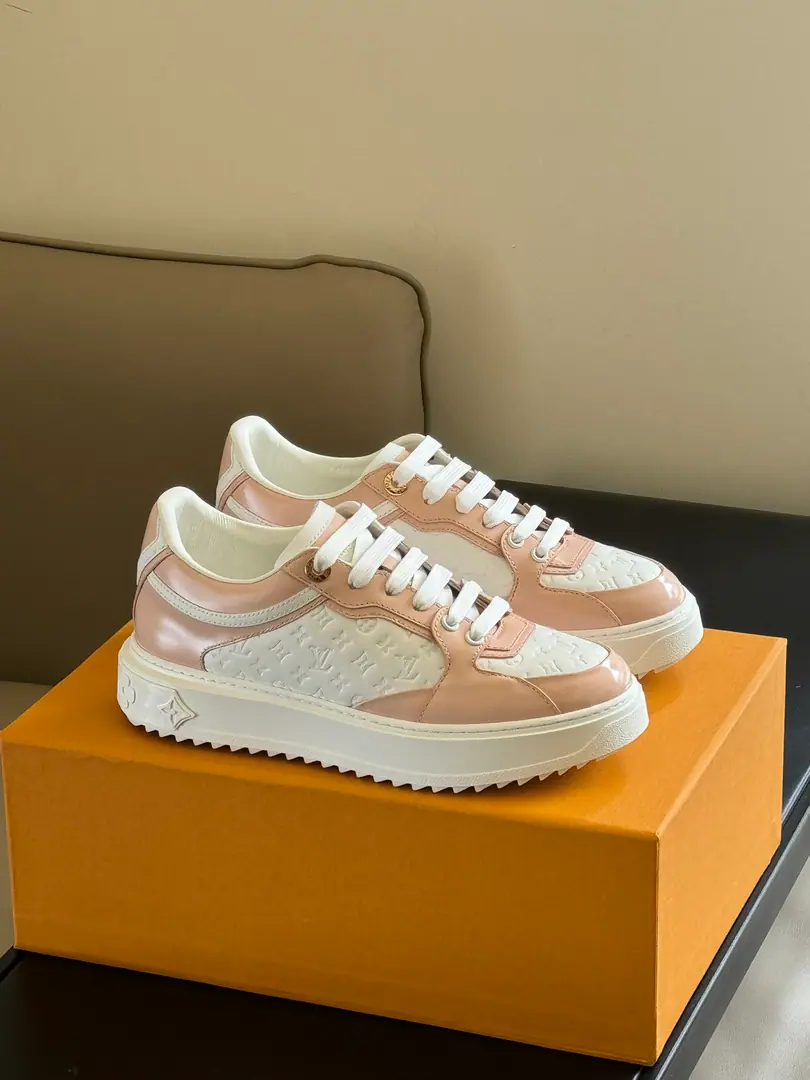 Top Quality Louis vuitton ss24 new arrival～ LIt's a classic thick-down sneakers.2023Autumn and Winter Pages Paragraph Time Out The sneakers are a mini-stamp for soft cow leather. MonogramPattern, - Oh, my God.L, v A classic design.. 3DIdentification dots, Cline the outside of the comb., The plaque of the eye adds details.. Top class.35-41