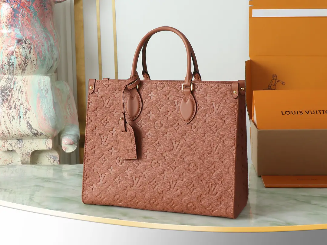 【Top First List It's so exclusive.】M12775 M45595This is a dry brown paragraph. OnTheGo The medium handbag is inspired by the ancient hard box., Branding. Monogram Empreinte Leather is a strong colored color., Co-work-for-metallic pieces. A full-sized configuration that can be accommodated 13 Inches of laptops, There's a multi-pack for storage.. Long handles achieve multiple back-to-back ways. Dimensions35.0 x 27.0 x 14.0 centimetres (Long x High x Kuan)