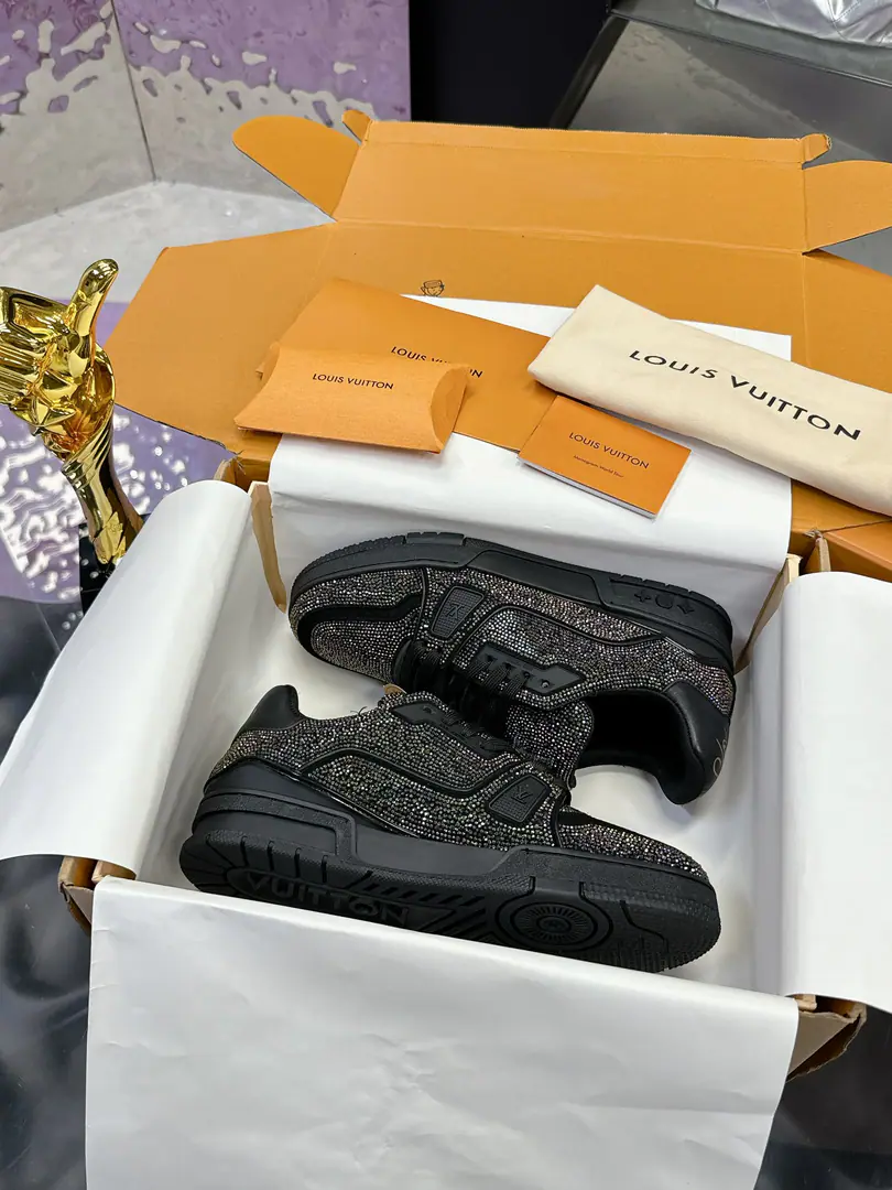 Plant（Men） LvNew Colour The drill won't drop.（Drilling.） Original development Quality out. Welcome to the comparison. ❥❥❥❥❥❥LVShoes Series LV Trainer MaxiThe sneakers bring in the loose contour of the dress series.VirgilAblohIn the pen.LVTrainerSports shoe design, The skin of the cow and the face of the skin, the fabric and the laces., And with a bunch of beads, you can see the classics.. LVLetters with shoe tongues, MonogramFlowers are outside.. Mixed Materials It's made of top-deep cow skin., Import custom-made cowboy cloth packages, Coarse shoe tie-tape design, Sideband Monogram Big stamp., Shoe tongue and back heel.”lv 54“Emblems., There's a rubber coat. Monogram Flowers., The cotton in the web., Comfortableness is as great as ever., The legacy of the good., Quality is paramount., Worth it.！ Codes: Men39-44（45I'll make sure I don't change it.） ♡Full package with original gift box