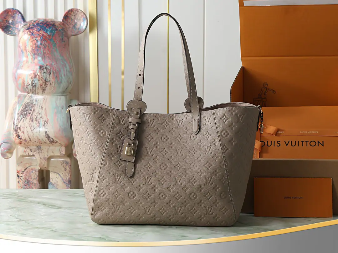 【Top First List It's so exclusive.】M25889Gray Full-skinned flower shopping bags. ALL IN ONE MM Single shoulder bag. Paragraph All In One MM- The bag is out. All-In Volume definition for series, ♪ To be a little ♪ Hobo Handbag or open tot bag, To make things easy for you.. Monogram Empreinte Leather with a bright metal., LV Lock and nameplate show details.. Dimensions: 56x30.5x17（cm）