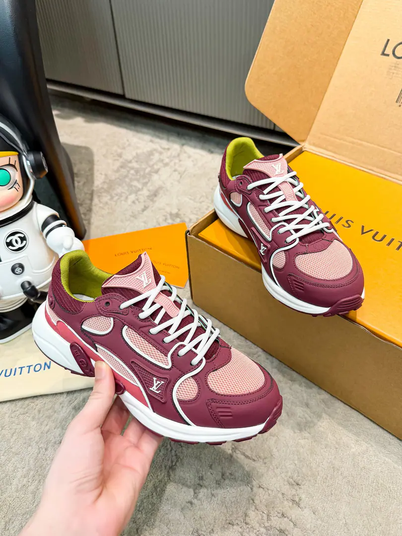 🔥🔥🔥Top Version: Couple money. LV Louis Vuitton.LHome. Donkey. LatestOlympiaSeries Couple money. King of Silver Horn. Leisure Sports shoes Run-shoes. Paragraph LV Olympia Technical and technical materials such as the mesh and metal-skinned leather for the integration of sneakers, Design classic shoe remodeling with a simple and easy view.. Light EVA The exterior performance is a snuggler.. Monogram Presses with LV The letters and the details are rich enough to create a sense of recognition. Send a cabinet for fine packaging🛍📦 ▪️Fabulous.: Original imported technical fabric+Network ▪️Uchi.: The original custom-made air network. ▪️Shoes under the sole.: Original model rubber bubble material ▪️Bottom: 3.5CM ▪️Size: Female35-40 / Men39-45