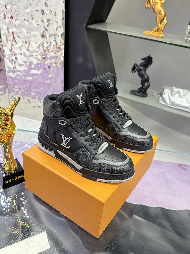 Plant Lv2025Showtime. Milanan man. Newest delivery.💗 Lv🆕TRAINER High Gang sneakers. Custom custom version Requisition process🌹 This section LHigh-band sports shoes show innovations from classic models.💎 High-end cattle.！The shoe-side process is complicated., Import of cattle and leather., PrivateTPUOtsumi!, There's a print on the outside.MonogramFlowers., This is a huge set of cards., You're handsome with your pair of foot-pants., The Gossip Girl is not a big guy., Fashionful.！😻 Size: 38-44（38.45.46Do it.）