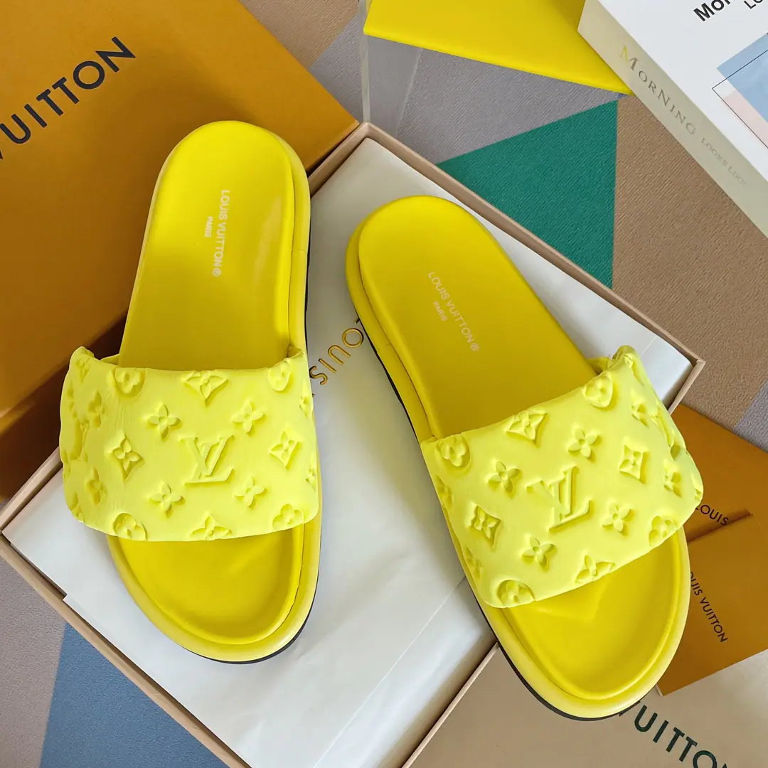 Top Version LVLouis Vuitton.LDonkey. OOL ILLOW COMFORT Magic stickers. Emboss Bread. Flat sandals. Original procurement development Make the goods. Paragraph ool illow Comfort Sub-floor cool towing with cushion for chlorbutyl rubber, Shape a comfortable wide shoe., Then the classics were printed. Monogram Pattern. Magic stickers are easy to adjust., Rough shoes and a convex to perfect the whole.. Send a cabinet for fine packaging🛍📦 ▪️Fabulous.: Original customized technology fabric ▪️Uchi.: Imports of soft sheep skins ▪️Shoes under the sole.: The original model of the rubber bubble is a big one. ▪️Bottom: 4CM ▪️Size: 35-40