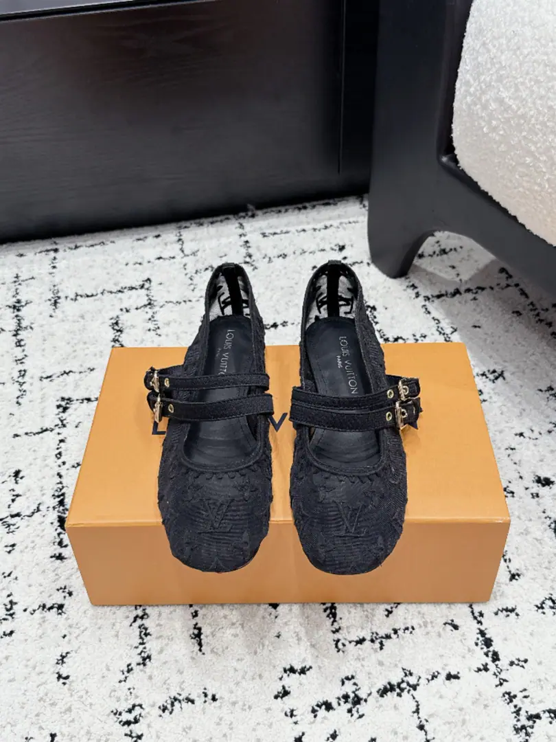 Louis Vuitton 26/ Ballet. Ballet shoes. Flat shoes. These.LVLace Marie-Jen is so beautiful.💓The veils are full of eyes and embroidered old flowers., It's so glum and delicate., The ancient double-kick Mary Jane., Ballet's mood is just like a flat-lined design., I'm not tired of going out on the streets everyday. ✔️Fabulous.: Special custom-made materials ✔️Uchi.: Lamb skin. ✔️Otsumi!: That's a little skin. ✔️Size: 35-41（40 41Do it.）