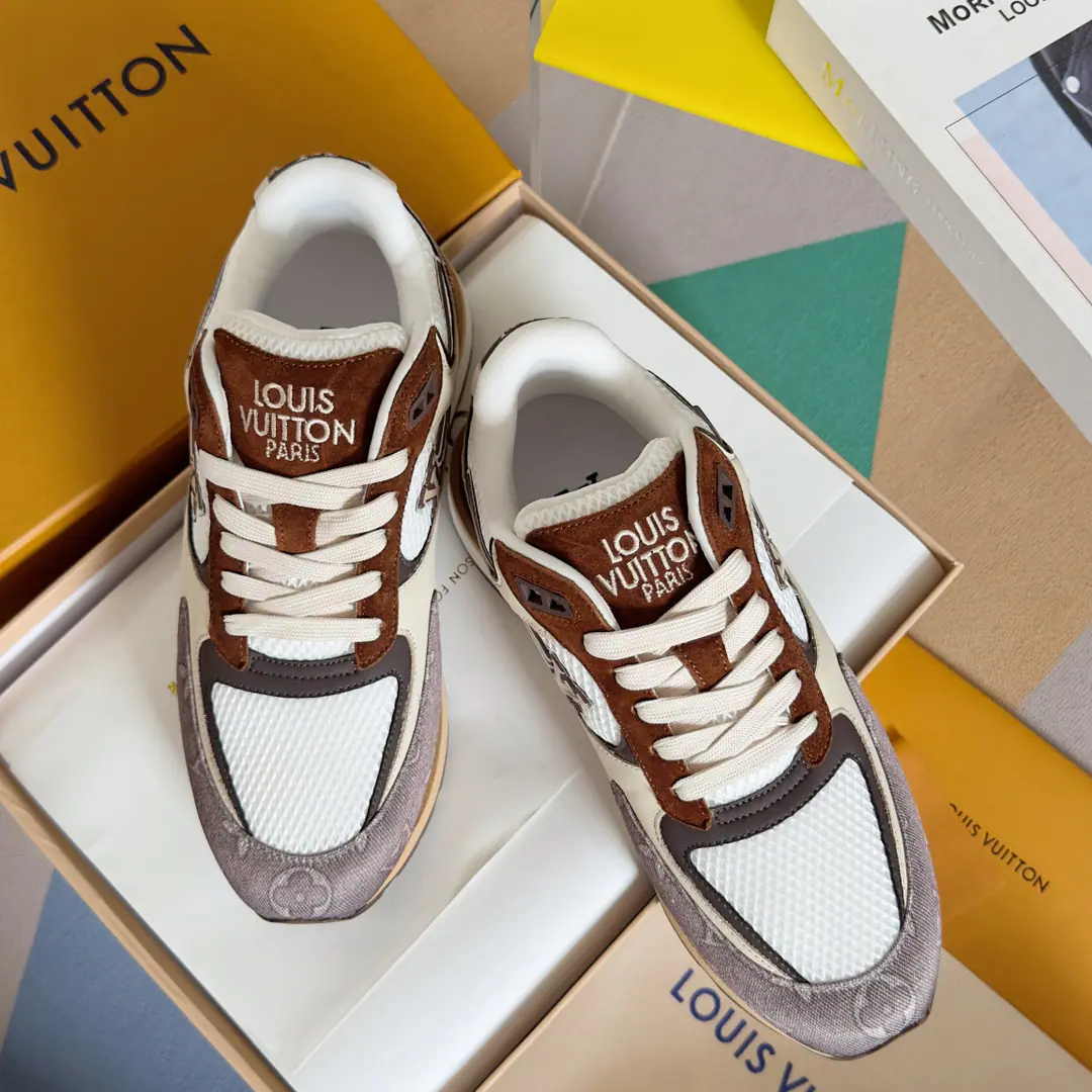 Top Version: Men LVLouis Vuitton. LHome. Donkey. RUN AWAYSeries Leisure Sports shoes Original procurement development Make the goods. Paragraph Run Away Sports shoes, fit. Monogram Daningbu and the technology grid., Showing the inspiration of running shoes.. Don't get into the work detail., Embroidery LV The letters were swayed over the side with the long tail of the comet., Louis Vuitton's logo is a shoe-strap. Send a cabinet for fine packaging🛍📦 ▪️Fabulous.: Original import of head-level cattle skin+Network ▪️Uchi.: The original imported air network. ▪️Shoes under the sole.: Original OpenEVA+TPUMaterial ▪️Bottom: 4CM ▪️Size: Men39-45（Custom46/47）