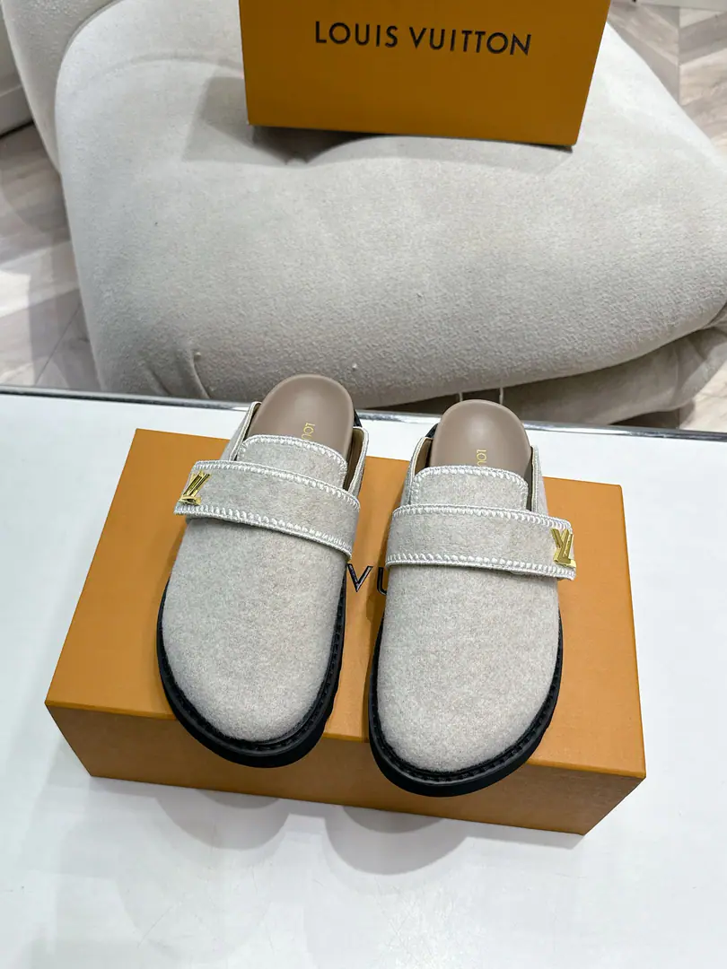 I'm sorry, but I'm not sure I'm gonna be able to get a new purse. winterbreak comfert Flat slippers.LV Letters andMonogram The skin of the flower-drawn pattern., It's a mix of wool., It's all right to wear it inside and outside.. Pure wool., High-density foam material from the water table, Light and comfortable., There's a certain thickness on the soles., It's good to be up and up.！Fine. size:35-45