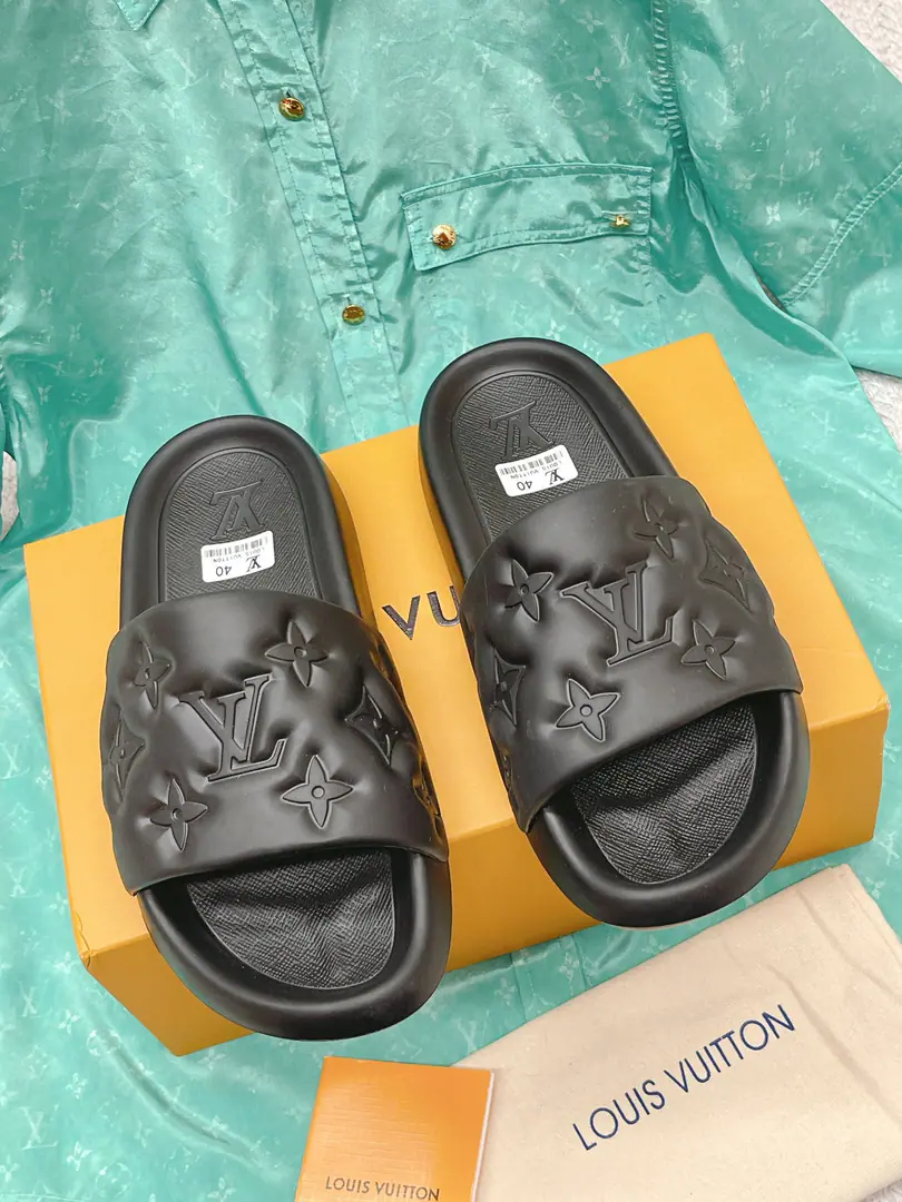 Out Couple money. LV 2023Summer New Money MonogramFrozen slippers Original TemplateI Materials Soft and moderate., Like coconuts. The bottom of the shoe is not easy to slip.. Total waterproof rubber I Body, The position of the soles is designed to be wide., It's not stuck in the back. It's a drag. Codes35-45