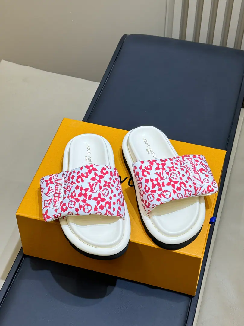 🏧𝐋𝐕 2026Top Version Bread slippers are new colours.👫Same paragraph for men and women Fly to the face of the shoe., Soft and fat., It's going to be so resilient.！ High-density bubbles on the soles of shoes, It's so light.！ It's a little sheep's skin inside.！ Female size: 35-40（40.41Do it.) Men: 39-44（45Do it.)