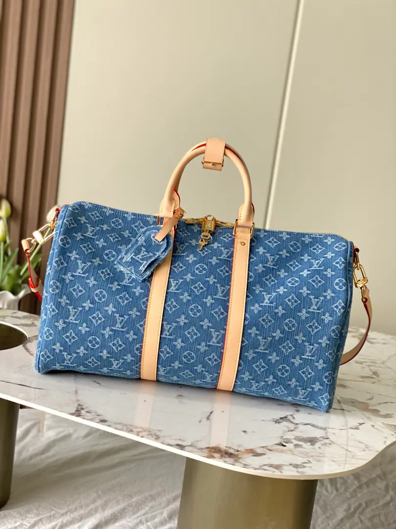 ParagraphM27943Cowboy Blue. Top First List Half steel hardware. c01Chip BlueKEEPALL BANDOULIÈRE 45Travel bag ParagraphKeepall Bandoulière 45♪ Traveling to cotton-tampon tanning knitting ♪ Monogram Pattern, The white and sandwashing of the past is a resounding thing.. The leather shapes the handle and the straps that can be disassembled and regulated., It's a subtle thing to do., Top handles and straps that can be removed and adjusted to facilitate boarding.. Dimensions: 45 x 27 x 20 centimetres