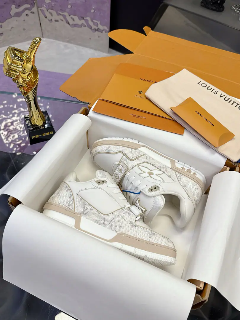 Plant Top VersionL VA new magic stick. Couple money.（Men's shoes.） LV Louis Vuitton.LHome. Trainer 25- Open spring./New paragraph Leisure Sports shoes Skis. LV Trainer The inspiration for sneakers is from the ancient basketball shoes., Representative Virgil Abloh The idea of a landmark design A contemporary show of the ancient basketball shoes.. Pyre leather. The latter echoes the designs of the season's dressmaking series.. Monogram Flowers on the rubber bottom, LV Letters with shoe tongues. ✔️Fabulous.: Original customized head-level cattle skin ✔️Uchi.: The original custom-made air network. ✔️Otsumi!: DoubleTPUGroup Bottom ✔️Bottom: 3CM ✔️Size: 35-45