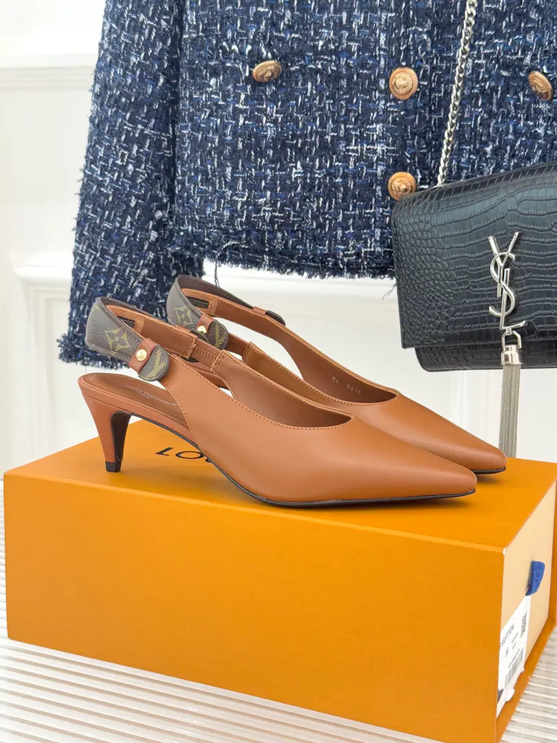 🏧𝐋𝐕The new ass. The old flower has a little cat and sandals behind her. Top-level repeat high-end quality Facework customized leather with original The insides are all sheep's skin. Italian imports are so thick. He's tall.8cm, 5cm, Flat Size35-41 [40.41Custom]