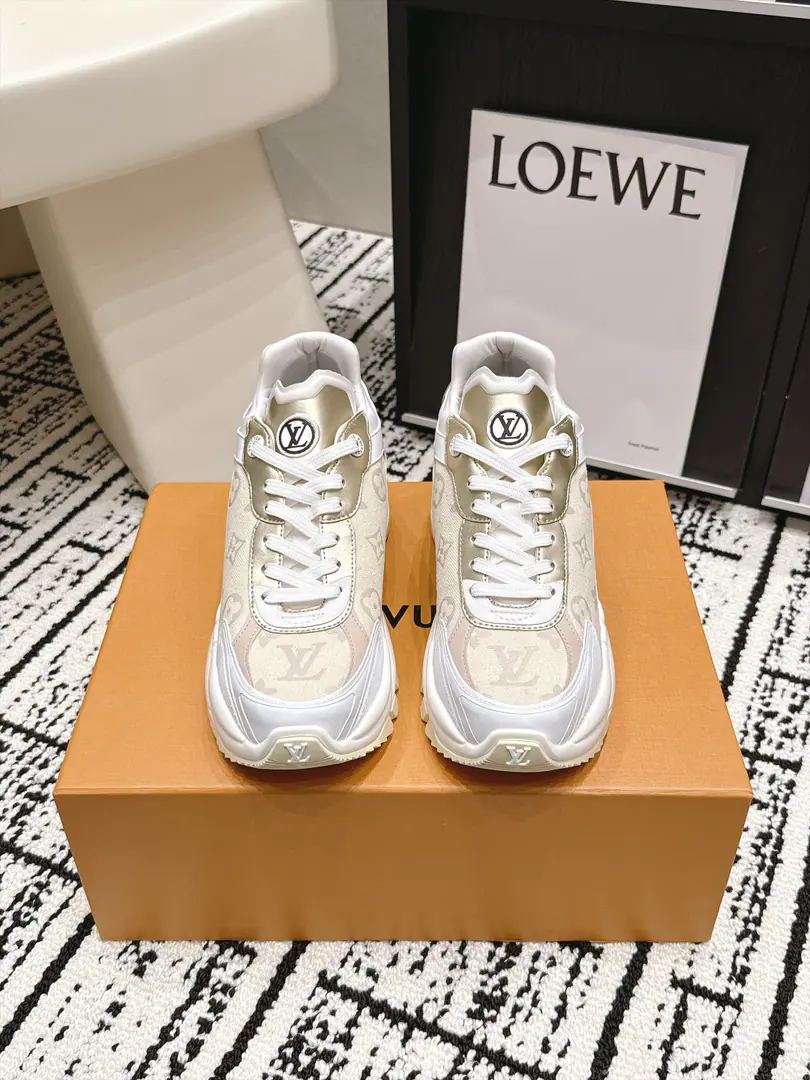 Requisition level #Female Louis Vuitton Run Away 26/New paragraph Leisure sports shoes​​ This is... ​​Louis Vuitton Run Away Sports shoes​​, White net shoes with silver leather., A light blue dot in the shoe tongue and shoelaces., Dark design, Both the tongue and the side of the shoe. LV Circle logo. The whole thing... LV Two years of a hot, old-fashioned shoe.. The shoes are not bad., A few key points. ​​Quite new.​​: White + Silver + The blue color is very good., Summer is a perfect dress.. ​​We're getting thicker.​​: It's a certain increase., But it's not that big a deal., It's natural to wear it everyday.. ​​I'm gonna get some air.​​: It's not boring in summer., Comfort is good in the same price.. ​​More colours​​: Except for this white blue color., And black and white., Pink, Full white waiting for multiple colours. Size: 35-39（40.41I'll make sure I don't change it.）