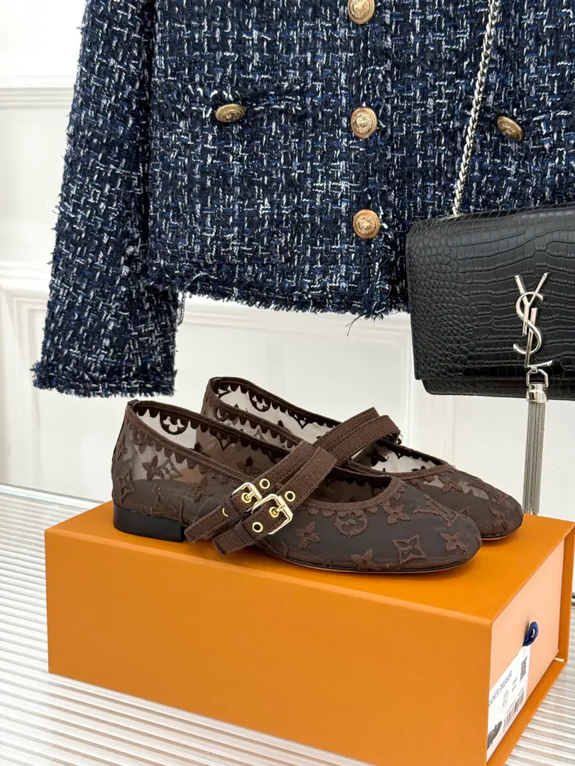🏧𝐋𝐕The donkey's new product is empty. - The flat Mary Janes. Top Quality The fabric is customized in the original version The inside feet are all sheep's skin. Italian imports are so thick. size: 35-41 [40/41Custom]
