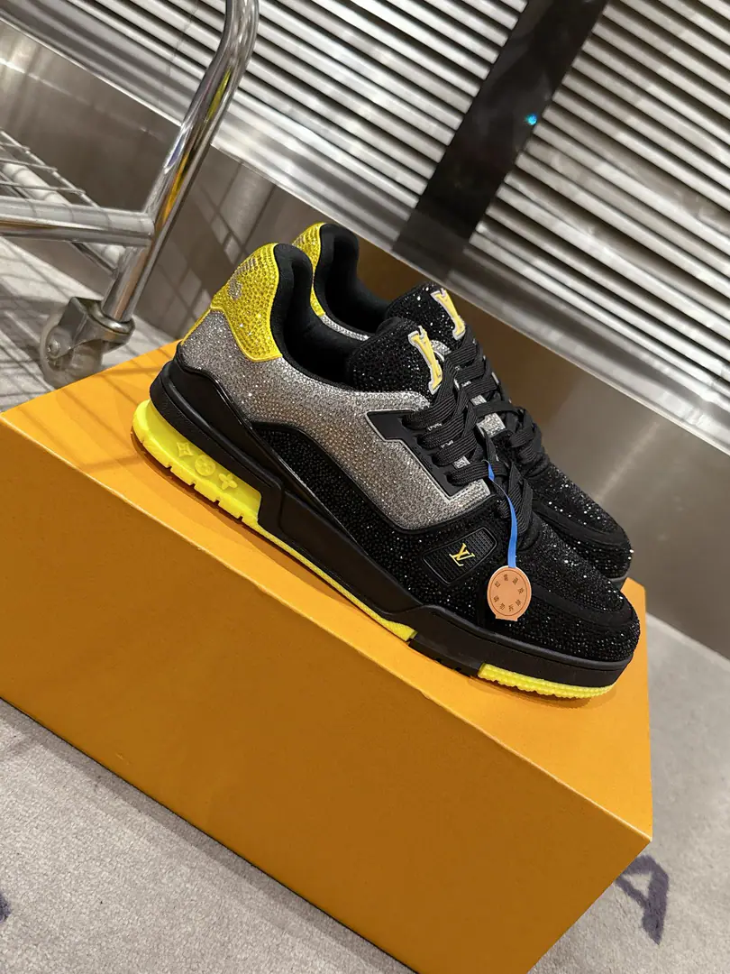 🏧𝗟𝗼𝘂𝗶𝘀𝗩𝘂𝗶𝘁𝘁𝗼𝗻Couple money.👫" LV trainerGlobal limitbulingbuling✨The top-of-the-shoe Quality of the Recreational Sports Shoes Series！ Louis Vuitton, Director of Art.Virgil Abloh The new revolutionary work that we've brought in. I want to put street style into shoe-shoe fashion., More young., Diversity. You're more personal with different socks.😍 Original custom-made cow skin.A special stamped cowboy cloth package. The luxuries of the membrane crystals can't drill. Packet process Solid sewn by locks TPUThe original is comfortable. Full package with original gift box Size35-45 [Women40.41Men45Do it.]