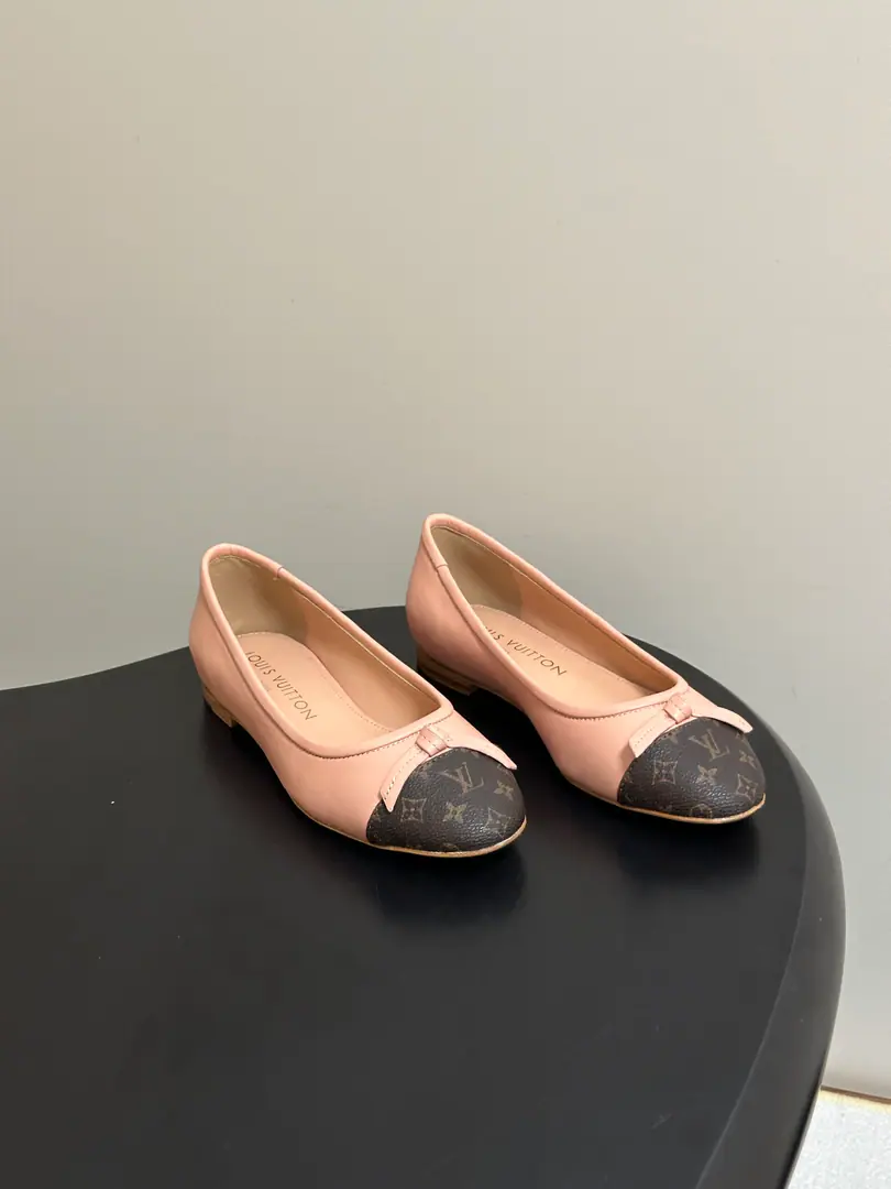 26SsSpring new moneyLouis Vuitton LV X TM DARLING The village of Ryu, the old ballet and butterfly, is a classic colored single-shoe match./Fly-faced boat shoes. ParagraphDarlingBallet soles are used in a lot of ways.Monogram MulticoloreThe canvas., To Louis Vuitton and Japanese artist Utshiro.. A classic ballerina shoe with a little skin. The tan edge and the bow., Soft leather soles are perfected and ready to fit.. Shoe.: Customize old flower skins/Lamb skin./Psych, skin. Inside, put your feet on the inside.: Lamb skin. Shoes under the sole.: Italy is a big-ass country. Codes: 35-39（40.41.42I'll make sure I don't change it.）