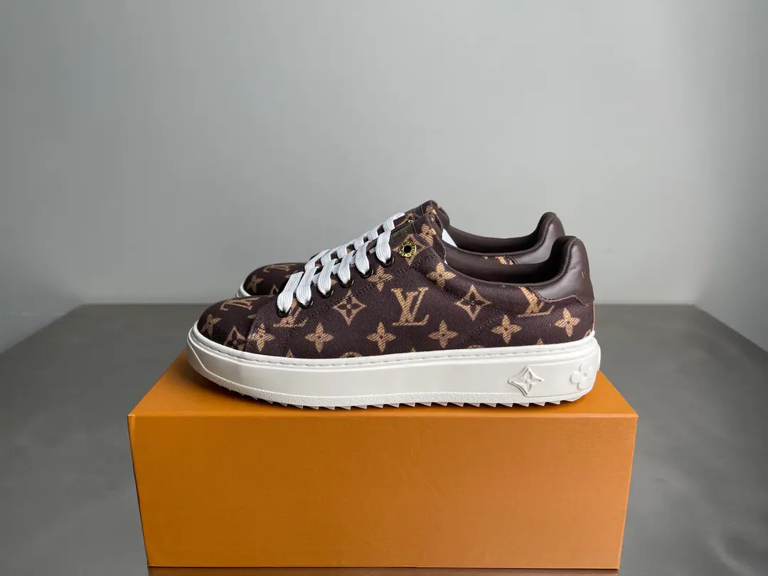 Paragraph Time Out Sports shoes for extraction Monogram Daningbu is a new act of smooth cow leather.. Colour Monogram The flowers hang above the rings., It's a fun one.. Back with the leather edge and the light and thicker outer bottom. Monogram Flowers are very visible.. Codes: 35-42Code,（34and42Codes can be ordered.）