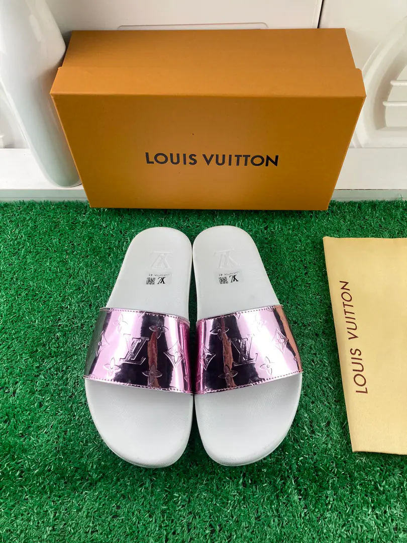 【LOUIS VUITON】2021Louis Vuitton's slippers., Original1.1Make a reservation., The classics of the cabinet.. Heat of shoes.logo, The top counter.logo, No details are missing. This slipper is a special hot spot. The material is made in parallel with the cabinet.. Colours: Multi-Currently Optional, To customize size:Female: 35/36/37/38/39/40/41/42 Men: 38/39/40/41/42/43/44/45/46
