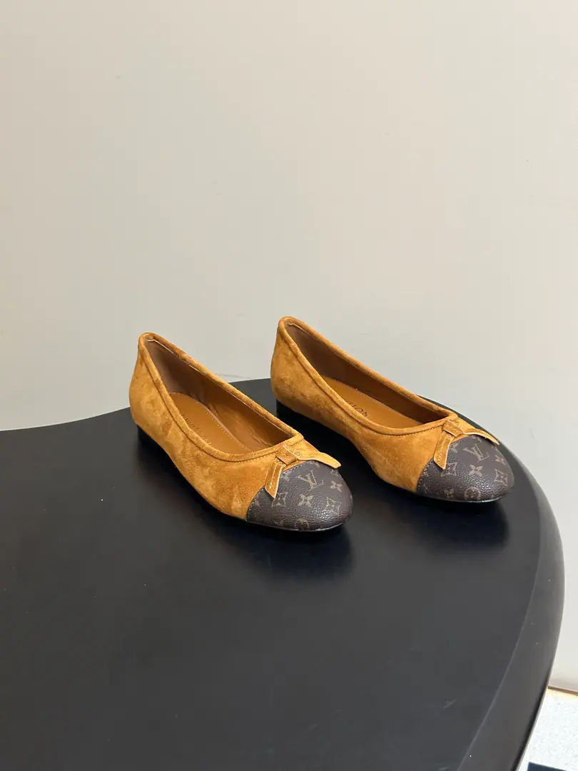 26SsSpring new moneyLouis Vuitton LV X TM DARLING The village of Ryu, the old ballet and butterfly, is a classic colored single-shoe match./Fly-faced boat shoes. ParagraphDarlingBallet soles are used in a lot of ways.Monogram MulticoloreThe canvas., To Louis Vuitton and Japanese artist Utshiro.. A classic ballerina shoe with a little skin. The tan edge and the bow., Soft leather soles are perfected and ready to fit.. Shoe.: Customize old flower skins/Lamb skin./Psych, skin. Inside, put your feet on the inside.: Lamb skin. Shoes under the sole.: Italy is a big-ass country. Codes: 35-39（40.41.42I'll make sure I don't change it.）