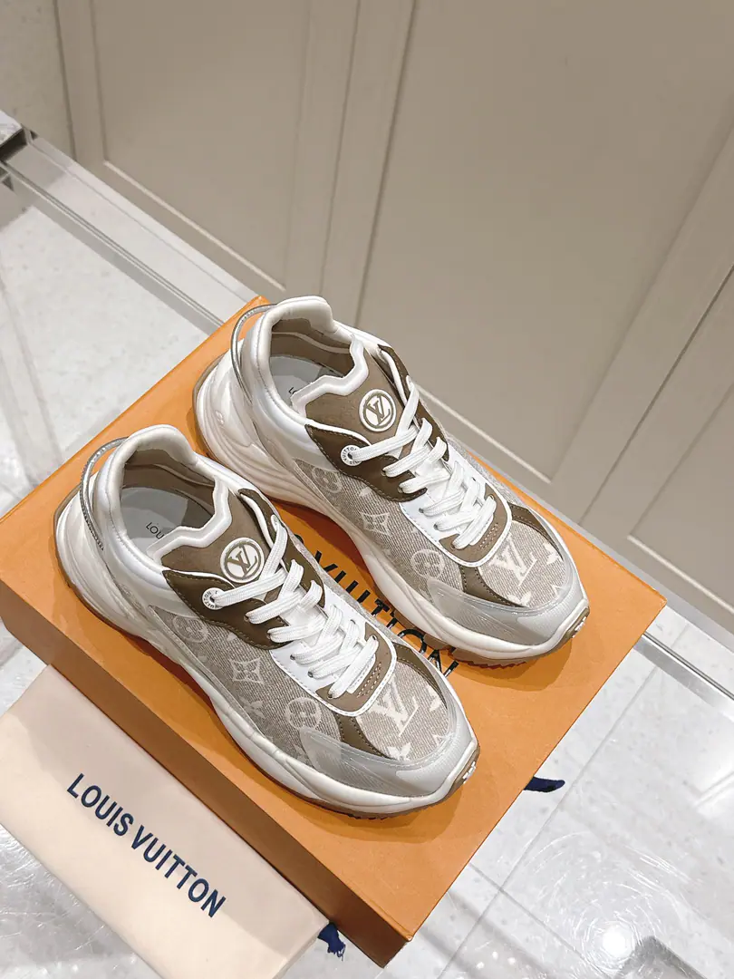 🏧𝐋𝐕Louis Vuitton.LDonkey. Explosive.RUN 55 Couples' sneakers. Network Flowers. Four leaf grass. Leisure SneakerRun-shoes. Dad's shoes.. Original procurement development Make the goods. Paragraph Run 55 The sneakers return to the new season., ♪ Putting together technology and leather ♪, Accomplishment-friendly urban configuration. Sides a little different. Monogram Flower pattern. The inspiration to re-exploit classic running shoes with a thick rubber bottom., To be comfortable and bounce back.. Fabulous.: Original custom-made imported cattle leather material Uchi.: In a high-pressure air-discharge network. Otsumi!: I'm the only one who's got a role model.TPU+PUBottom of Group Couple money.35-45
