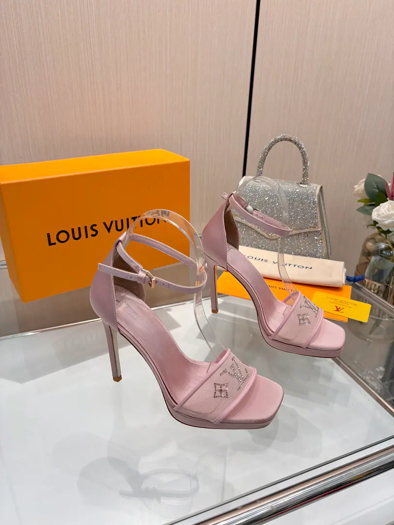 Plant price Requisition level】, Louis Vuitton 2026The official spring and summer series.！Perfect., New heels.🆕, Synchronise update of the network Lv- The drill.“logo”With a little bit, Shoe-face ironing rig., The details are full., The effect visual feast.💯It's hard to hide.lvThe grace is just fine., The upper foot is comfortable., Women are so good.. New original inverted, model, Extreme1:1shape, You're a good worker., Importing high-end fabrics shows a sense of precision.！ Fabulous.: Import net veil/Jelly. Uchi.: Quality sheep skin. Foot.: Jelly., Italy is a big-ass country. 11- The squares./1.5A cubic water table covered with face skin Codes: 34-41（34.40, 41, Customize or not change） ​