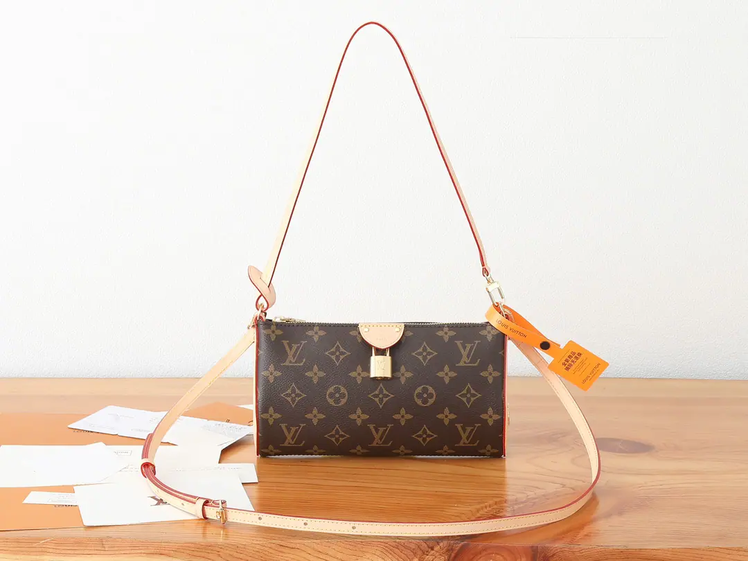 P👉Variable chip version‼️Top First List, Enhanced version‼️Pochette Tirette The handbag. Monogram The canvass have been made of the lint-drawn soft., And look at Louis Vuitton. 2024 Spring and summer show.. A stint of the side leather apparel that echoes brand-marked zipper head.. With a glamorous lock and a disassemble shoulder belt., ♪ Shoulder slants and switch ♪. Model: M12859 Dimensions: 22 x 12 x 5.5 centimetres (Length x High x Kuan)