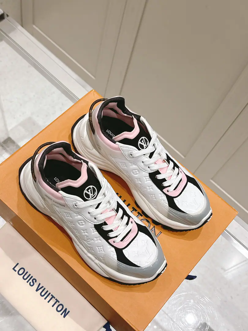 🏧𝐋𝐕Louis Vuitton.LDonkey. Explosive.RUN 55 Couples' sneakers. Network Flowers. Four leaf grass. Leisure SneakerRun-shoes. Dad's shoes.. Original procurement development Make the goods. Paragraph Run 55 The sneakers return to the new season., ♪ Putting together technology and leather ♪, Accomplishment-friendly urban configuration. Sides a little different. Monogram Flower pattern. The inspiration to re-exploit classic running shoes with a thick rubber bottom., To be comfortable and bounce back.. Fabulous.: Original custom-made imported cattle leather material Uchi.: In a high-pressure air-discharge network. Otsumi!: I'm the only one who's got a role model.TPU+PUBottom of Group Couple money.35-45
