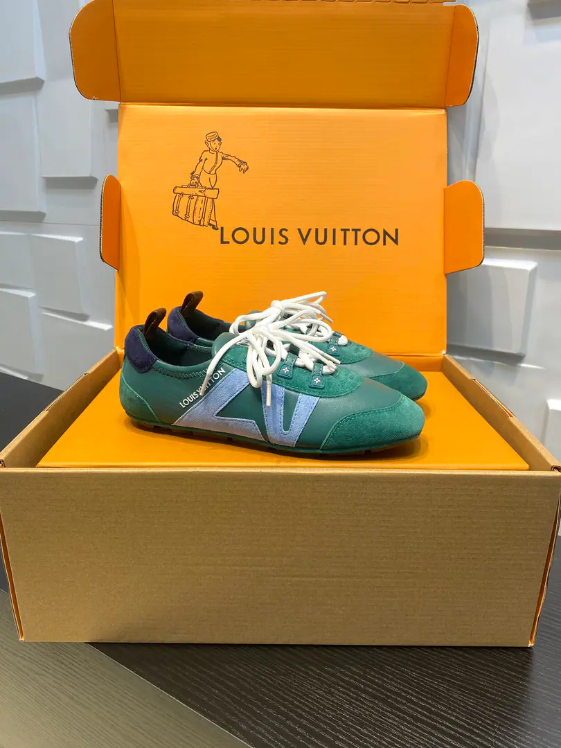 Top Version LVLouis Vuitton. LHome. Donkey. LatestSneakerinaSeries Couple money. Ballet sneakers. - Tetsu. Leisure Flat shoes. Shoes. Original procurement development Make the goods. This one.LV Sneakerina Ballet wind shoes make flow lines with silky cow leather., The comfort of lightly shaped and sports shoes with ballet shoes.. Side LV Marking and Monogram After the canvas, bring the details., Sacchetto Process and TPU The outside is a softer dress. Send a cabinet for fine packaging🛍📦 ▪️Fabulous.: Original customized import of head-level cattle skin ▪️Uchi.: The original custom-made air network. ▪️Shoes under the sole.: Original modifierTPUMaterial ▪️Bottom: 1.5CM ▪️Size: Female35-41