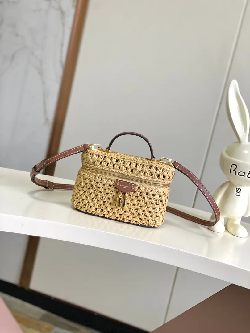 【Outside Haiwon‬Single A home of the truth.‬Shoot.】Half Steel Chip 【VANITY CHAIN POUCH Handbag. 】 m14303 Weaving/ Summer Vanity Chain Pouch The bag is in the holiday series., You can light up the outdoors or enjoy the holidays.. The colored Raphi grass is wrapped with a colored cow leather., LV The metal is more sophisticated in detail, like a placard lock.. Dimensions: 6.5 x 11.5 x 19 centimetres (High x Kuan x Length)