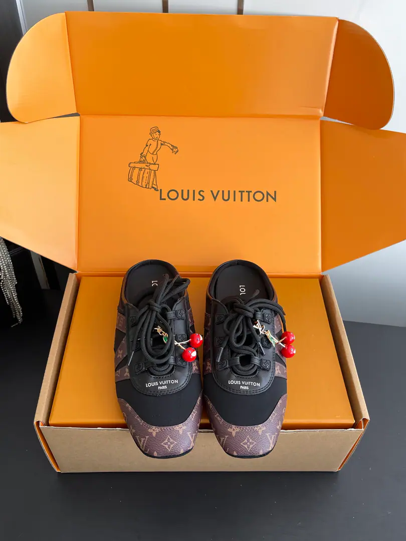 [🍒Append➕60] 🏧𝐋𝐕 SneakerinaThe ballet shoes. Flat shoes, leisure shoes. Paragraph LV Sneakerina Ballet sneakers for summer., Will Monogram Daningbu is a fine match with the same colored cow leather.. The pair of shoes with the color. Monogram Flowers hanging, It's a fun one.. Sides are accelerator. LV Letter and rubber Louis Vuitton logo, The distinctive features of the current design. Monogram Daning's fabric./Cow leather./A leather belt. Louis Vuitton ElementsSacchetto Process infusion TPU Outside Codes: 35-39（40.41Do it.）