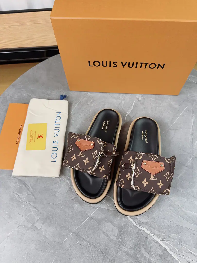 LVDonkey.LHome. 2025Explosive. Embosslogo Pump flowers. - Slugs. Paragraph Pool Pillow Comfort A cool, low-lying technology fabric., Reprint with high-frequency pressurized printing Monogram Pattern. Soft with shoes and a mix of them., Cozy and resilient shoes and a merry color. ▪️Fabulous.: Original custom technology fabric ▪️Uchi.: In soft sheep. ▪️Shoes under the sole.: The original model of the rubber bubble is a big one. ▪️Size: 35-45