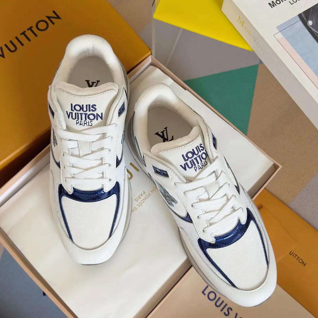 Top Version: Men LVLouis Vuitton. LHome. Donkey. RUN AWAYSeries Leisure Sports shoes Original procurement development Make the goods. Paragraph Run Away Sports shoes, fit. Monogram Daningbu and the technology grid., Showing the inspiration of running shoes.. Don't get into the work detail., Embroidery LV The letters were swayed over the side with the long tail of the comet., Louis Vuitton's logo is a shoe-strap. Send a cabinet for fine packaging🛍📦 ▪️Fabulous.: Original import of head-level cattle skin+Network ▪️Uchi.: The original imported air network. ▪️Shoes under the sole.: Original OpenEVA+TPUMaterial ▪️Bottom: 4CM ▪️Size: Men39-45（Custom46/47）