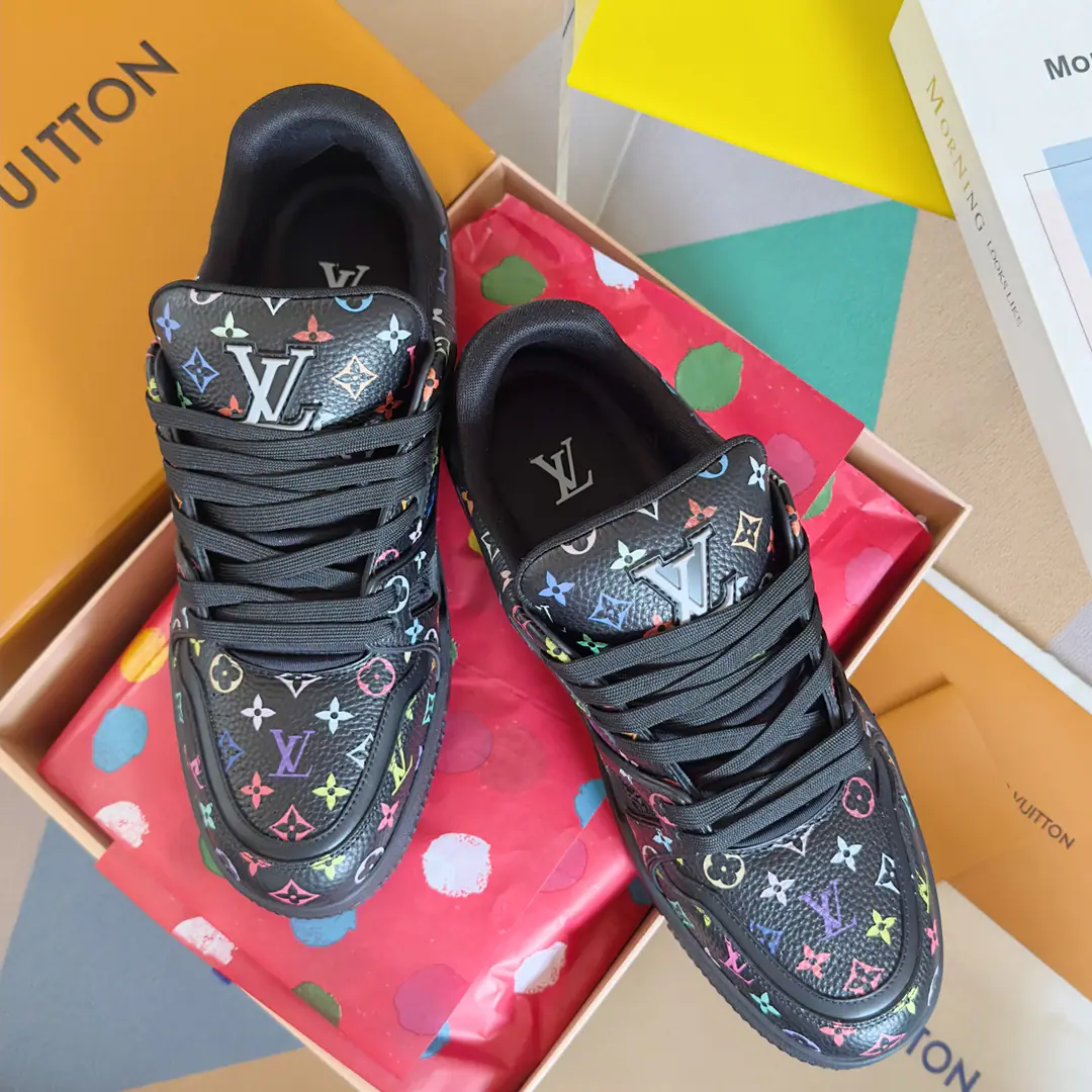 Top Version: Couple money. LV x TM LV Trainer Louis Vuitton.xMurakami-kun! Joint contributions Leisure Sports shoes Skis. Original procurement development Make the goods. Paragraph LV Trainer The sneakers are chosen to be Louis Vuitton with a pear leather. x The Mangumi series of the Kuro-Rong series., With the full picture. Monogram The pattern shows the imagination.. The old sports-style shoe-faced handwritten Louis Vuitton logo., Back 54 The number dates back to the brand. 1854 Year Send a cabinet for fine packaging🛍📦 ▪️Fabulous.: Original customized import of head-level cattle skin ▪️Uchi.: The original custom-made air network. ▪️Otsumi!: Original Open Model Slide-InTPUGroup Bottom ▪️Bottom: 3CM ▪️Size: Female35-41 / Men38-46