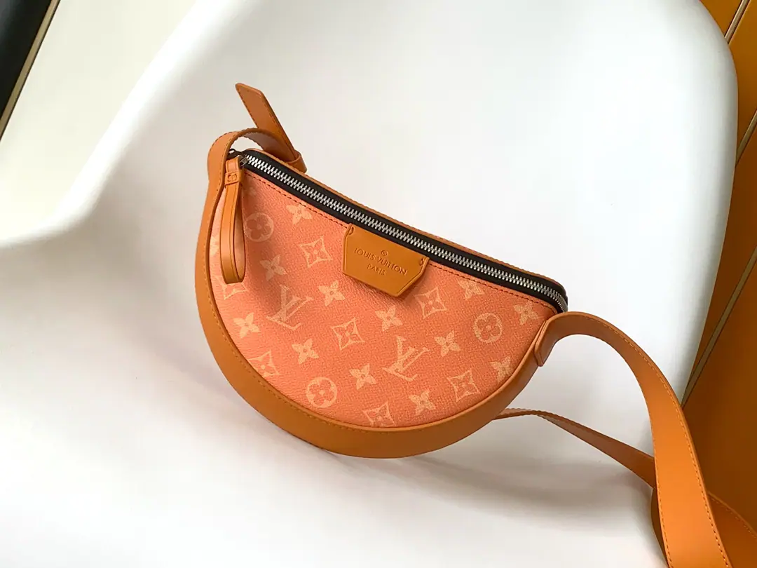¥Special price M23838Green M31029Orange Top List Paragraph LV Moon Crossbody Handbags are designed with a simple picture of the achievements of the soften-up canvas., And then the color line and the brightest Louis Vuitton will be on the air.. Half-Month contour contour-like, I can take my cell phone easy., The little money clips and headphones are all the day-to-day requirements.. 24.5 x 16.0 x 4.5 centimetres (Long x High x Kuan) • Monogram The canvas. • The leather side of the cow. • Built liner • Metal • - We're going to pull the chain. • Main Layer • Shoulder belt.: Undismantable, Adjustable • Half a band.: 37.0 centimetres • Half a length of the belt can be moved.: 47.0 centimetres