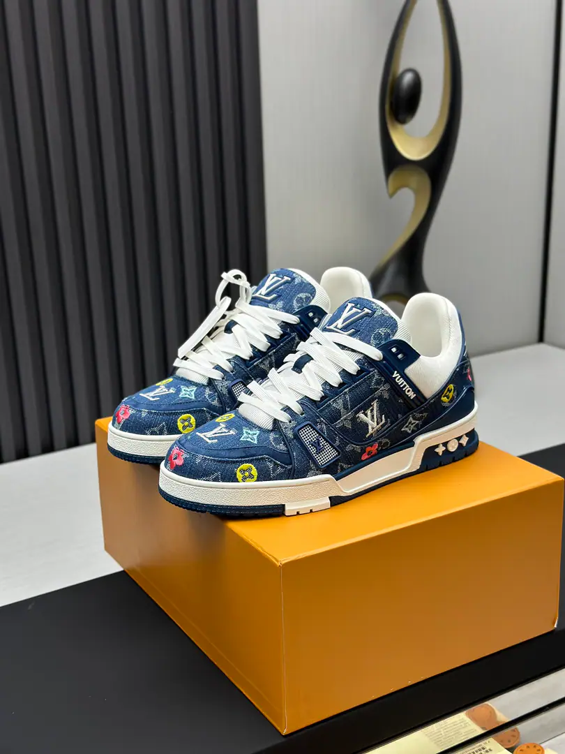 The factory is selling it. Top Version LV-Louis Vuitton.-A classic show. Empty glue process·Original1: 1Develop Rematch！！The upper foot is very comfortable. Luxury materials, - I'm doing a little work., The bottom print is European English letters. The shoe face is combed by Italian imported cow skin., The side of the side is branded.LOGOSigns and signatures, The latest emulsion pad.➕The netted inside., I'm so comfortable with my feet.. Original factory-specific double colourTPUGroup Bottom. Packet process Solid sewn by locks Fabulous.:Uniquely customised head-deck skin. Parts:A private model.Vuitton Marking Uchi.:Customize silk slides.-In the top silk cow. Otsumi!:TPUCombine heavy ground grinding and skating yellow Foot.:New emulsion pads.-The veil is sweaty. Pool process:All computer needles are wired. Shoeheads. Backset Cold thermal mode. Full pull-out. Medium down.logoStripes Box packing -Shoe belt. Certificate Card Notes Accreditation Dustproof bags The best wrapper on the net. Female35-40Men38-46（38/46Make a no-refund order.！