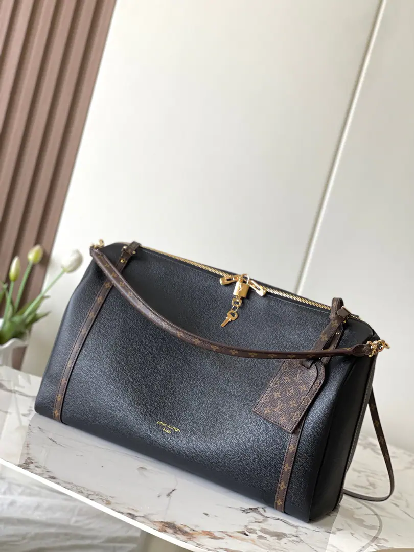 Paragraph26037Black Big. Top First List Half steel hardware. c01Chip M26037BlackM26451Almond. Express Travel Big-ass handbags are classic. Keepall The handbag is a warm breath., Chan Nicolas Ghesquière A sharp insight into the rhythm of urban travel. A fine-feather cow leather bag with a pair of Monogram canvas elements, Softly Constructive Packages with Auxiliary Space, Adaptive handle and deactivateable leather handle to allow flexible back-to-back. 20 x 27 x 45 centimetres (High x Kuan x Length)