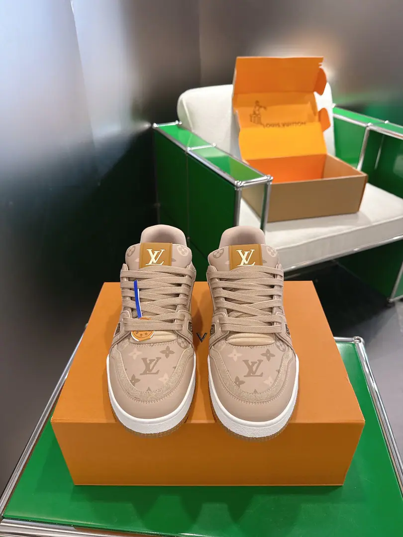 Louis Vuiton Louis Vuitton. Trainer- Series of basketball shoes. Shoes.‼️ LV TrainerThe sneakers were designed by the designer.Virgil AblohThe classic idea inspired by the ancient basketball shoes., This time, we'll be swirling the leather and theMonogramPumped-up cow leather., And...MonogramFlowers on the rubber bottom, ♪ A bright leap in one colour ♪！ Bottom: NYO3cm Codes: 35-44