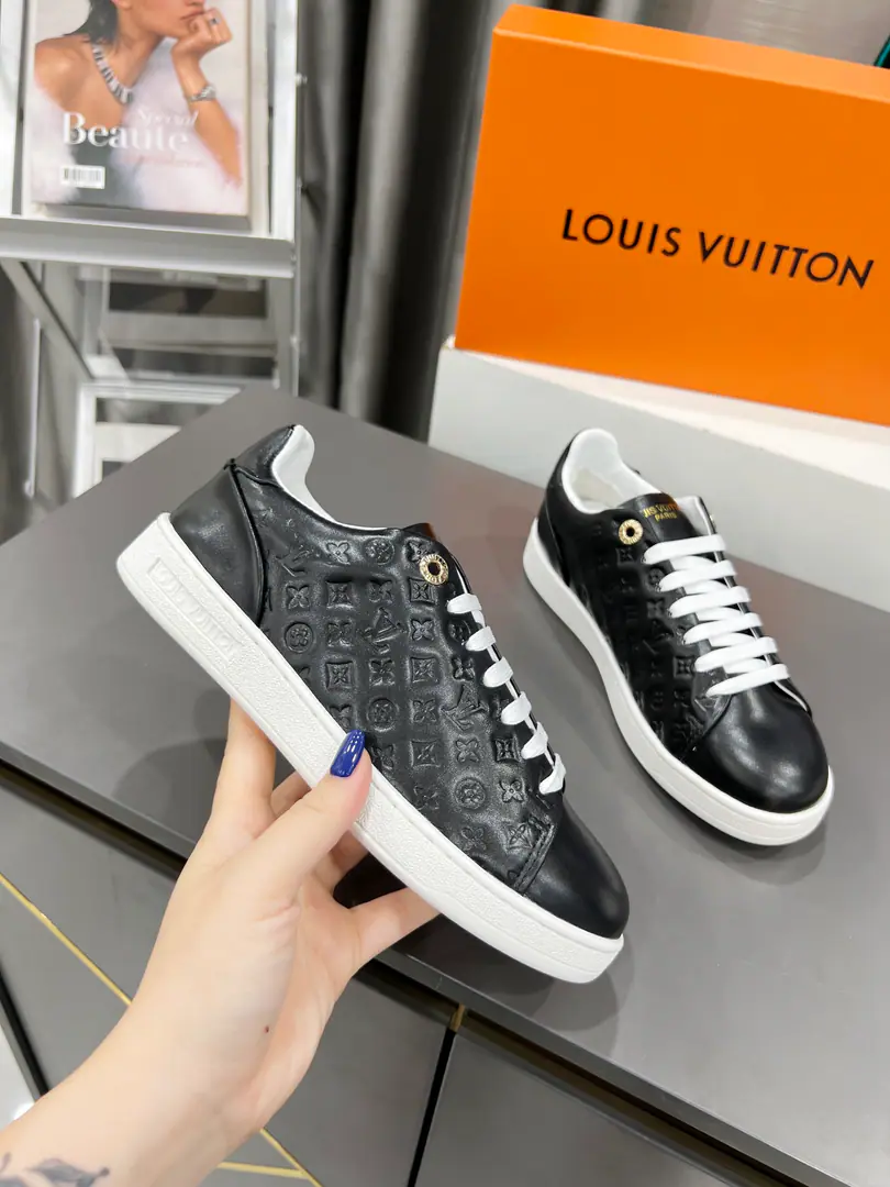 LVWhite shoes.Frontrow LVThe sneakers are re-evolving this season., It's made of soft little cow skin., It's marked.MonogramPumping pattern. The shoes are so elegant., With fine detail, Plus undisassembleded mats and feet., I'm comfortable in that.. Detailed features Rubber Peeping eyes, the Louis Vuitton logo. Louis and Vuitton Shoe belt decoration The outer edge is marked with Louis Vuitton.. Codes35～41（34, 42- It's a deal.）Welcome to the top sheet.！