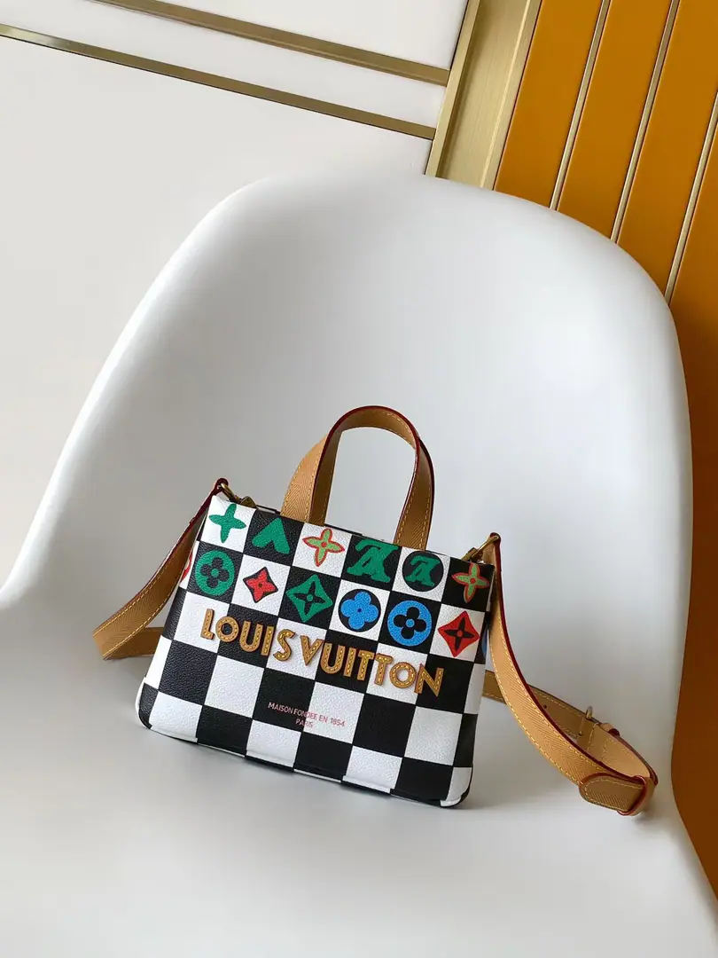 M10991Big number. M10992Small M10993The mini top list. Developments LV 2027Spring and summer men's costumes. Shopper Tote The handbag was inspired by Louis Vuitton's classic shopping bag., It's marked by the same sharp lines and contrasting Louis Vuitton letters.. This handbag is for the selected LVers Damier Ebene Tiled canvas., Match Pharrell Williams It's a colorful exercise. Damier Pattern（It's inspired by the fact that 1888 Year Georges Vuitton A classic design for creation.）. Two top handles and disassemble shoulder belts provide flexible means of carrying., Both practical and unique.. Big number.40.0 x 32.0 x 16.0 centimetres (Long x High x Kuan) Small26 x 20 x 10 (centimetres) ((Long x High x Kuan Mini-Man.19.5 x 15 x 7.5 (centimetres) ((Long x High x Kuan) • LVers Damier Ebene Tiled canvas. • The leather side of the cow. • Built liner • Make old metal pieces • Carbineer Open • Disableable LVERS UNITED The medal. • Main Layer • The zipper bag. • Internal Double-Standing • Shoulder belt.: Disableable, Unreconciled • Half a band.: 42.0 centimetres • Hand handle.: Hand handle.