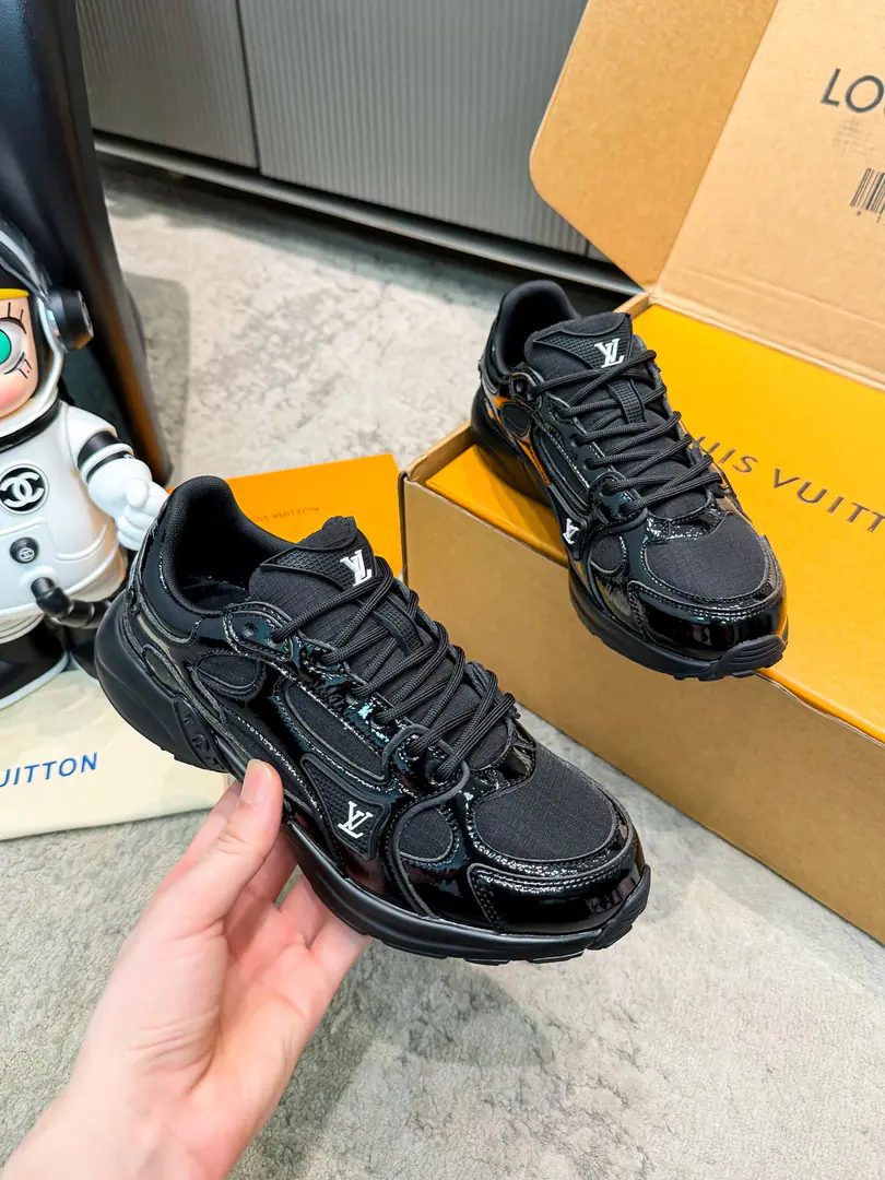 🔥🔥🔥Top Version: Couple money. LV Louis Vuitton.LHome. Donkey. LatestOlympiaSeries Couple money. King of Silver Horn. Leisure Sports shoes Run-shoes. Paragraph LV Olympia Technical and technical materials such as the mesh and metal-skinned leather for the integration of sneakers, Design classic shoe remodeling with a simple and easy view.. Light EVA The exterior performance is a snuggler.. Monogram Presses with LV The letters and the details are rich enough to create a sense of recognition. Send a cabinet for fine packaging🛍📦 ▪️Fabulous.: Original imported technical fabric+Network ▪️Uchi.: The original custom-made air network. ▪️Shoes under the sole.: Original model rubber bubble material ▪️Bottom: 3.5CM ▪️Size: Female35-40 / Men39-45