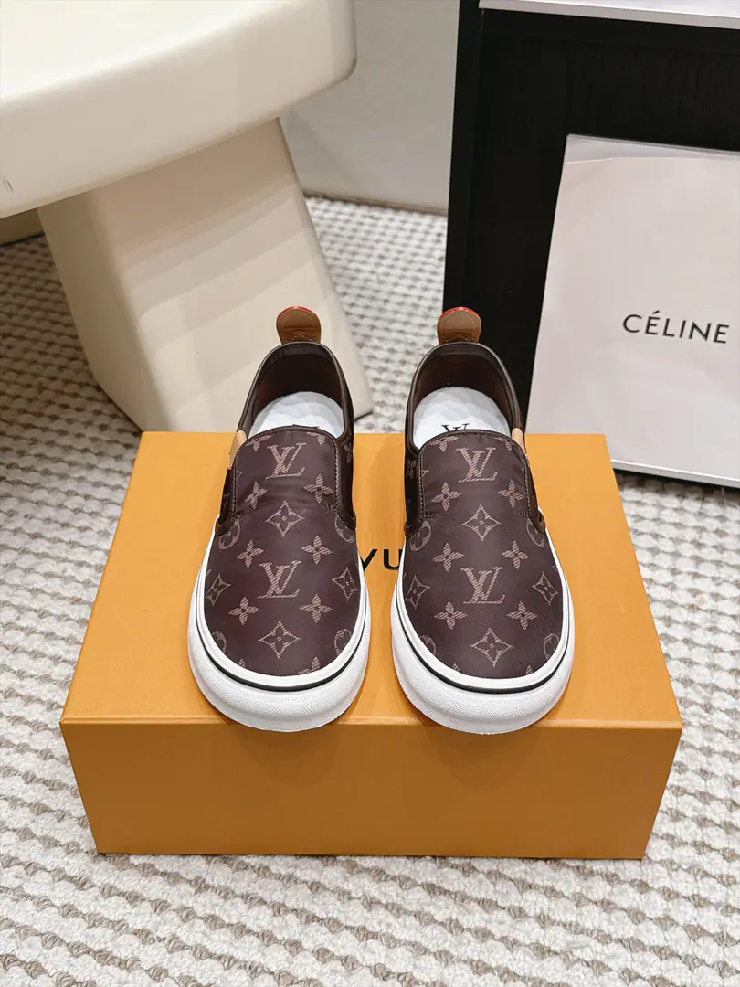 Requisition level #Men LV 27/New paragraph The joint name of the Fed.Combi Men's leisure shoes. LV Louis Vuitton. 27ssThe joint name of the Fed.CombiSeries Thick Leisure Sports shoes LeFlell Shoes. Shoes. Louis Vuitton introduced a new version.2027Show series. These new personal styles. It's bringing us different styles. Fabulous.: Original customized imports of cattle skin/Layout Uchi.: Original custom customised in soft sheep skin Otsumi!: Original modeling of slide-resistant rubber material Bottom: 2.5CM Size: Men39-45