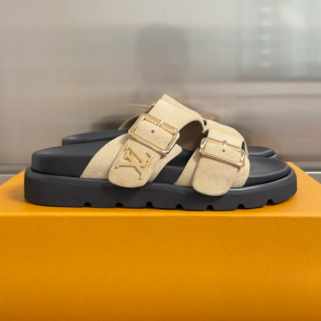 Top Version:Couple money. LVLouis Vuitton. LHome. Donkey. Thick Double buttons. Floor Beach shoes. Shoes. LVThis pair of pairs of thick slippers., Metal double button, It's a very good touch.！Dark design, I'm getting taller and comfortable., I'm always wearing clothes or on vacation.. Metal buttons are reconciled, Foot-tailed, Fashionable and practical, It's the high end of the summer. Send a cabinet for fine packaging🛍📦 ▪️Fabulous.: Original customized import of head-level cattle skin ▪️Uchi.: Import soft skin ▪️Shoes under the sole.: Original model rubber bubble material ▪️Bottom: 3CM ▪️Size: Female35-42（40 41 42I'll make sure I don't change it.） ▪️Size: Men39-46（45 46 I'll make sure I don't change it.）