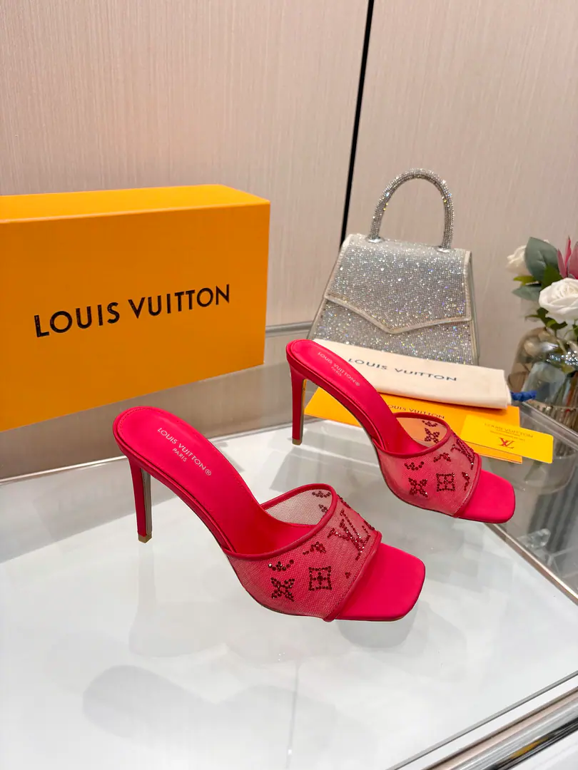 Plant price 【Requisition level】, Louis Vuitton 2026The official spring and summer series.！Perfect., New heels.🆕, Synchronise update of the network Lv- The drill.“logo”With a little bit, Shoe-face ironing rig., The details are full., The effect visual feast.💯It's hard to hide.lvThe grace is just fine., The upper foot is comfortable., Women are so good.. New original inverted, model, Extreme1:1shape, You're a good worker., Importing high-end fabrics shows a sense of precision.！ Fabulous.: Import net veil In the inside, it's a fine soft sheep., Foot.: Importing silk cloths, Italy is a big-ass country. 9CMFlank bag and... Codes: 34-41（34.40, 41, Customize or not change） ​
