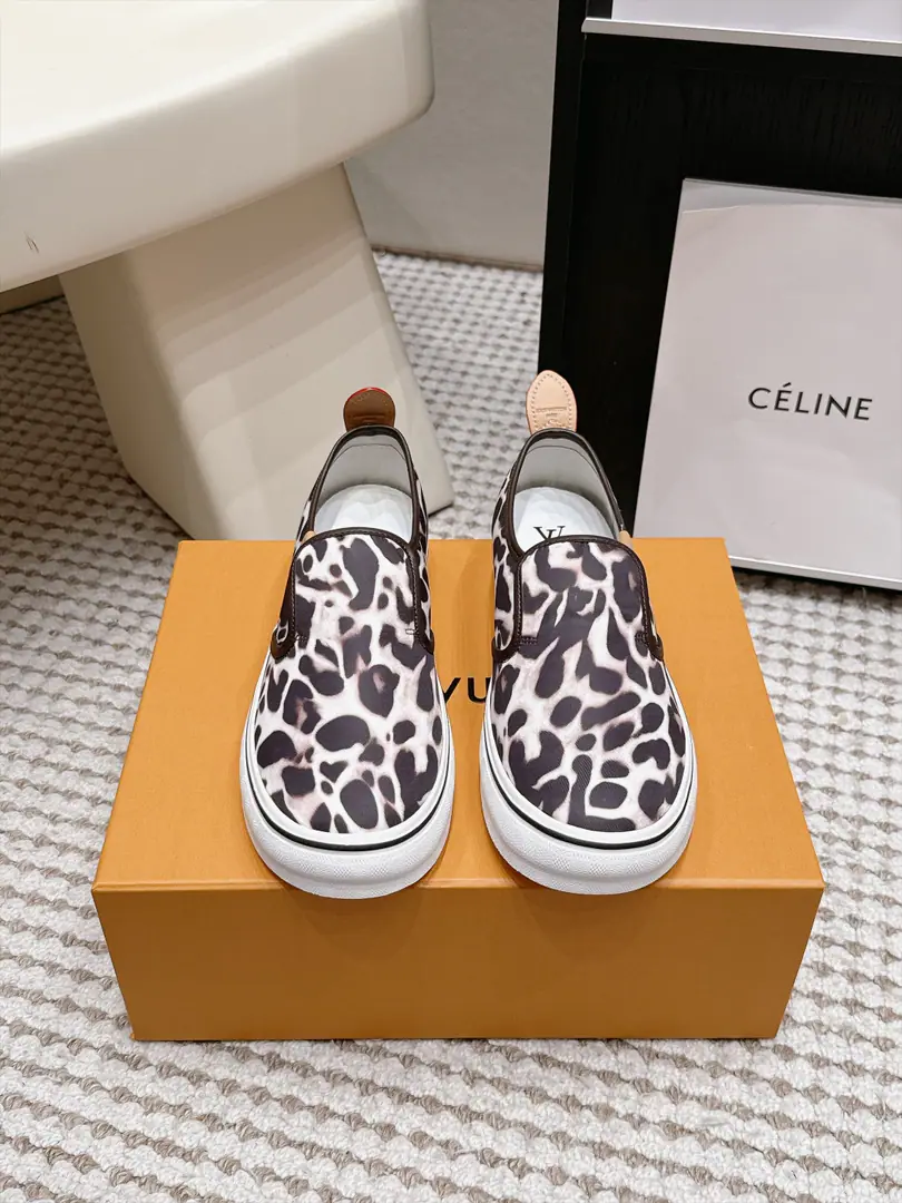 Requisition level #Men LV 27/New paragraph The joint name of the Fed.Combi Men's leisure shoes. LV Louis Vuitton. 27ssThe joint name of the Fed.CombiSeries Thick Leisure Sports shoes LeFlell Shoes. Shoes. Louis Vuitton introduced a new version.2027Show series. These new personal styles. It's bringing us different styles. Fabulous.: Original customized imports of cattle skin/Layout Uchi.: Original custom customised in soft sheep skin Otsumi!: Original modeling of slide-resistant rubber material Bottom: 2.5CM Size: Men39-45