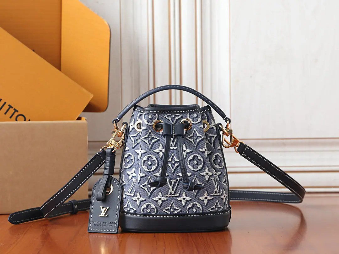 【 C01Dynamic chip】Top First List, Development of the original M2A ✨‼️Paragraph Nano Noé The handbag. Monogram Emblème The pattern is a delicate, embroidery touch., The inspiration came from Louis Vuitton. 1896 The original canvas from the year.. A sophisticated configuration that accommodates daily travel requirements, The leather handle and shoulder belt can be removed and the back options expanded.. METHODOLOGICAL COMPONENTS AND LV Address Card Perfected Overall. 13 x 16 x 10CM (Length x High x Kuan) Monogram Emblème Pattern Bring the fabric. The leather side of the cow. Cotton liner Metal - Pull the rope. Disableable address plate Acceptable 6.7 Inches of smartphones, Headphones, Romy Card, Sunglasses., Keys and lipstick. Shoulder belt.: Disableable, Adjustable Half a band.: 45.5 centimetres Half a length of the belt can be moved.: 54.0 centimetres Hand handle.: Single handle., Disableable